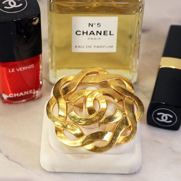 Chanel CC Logo Gold Plated Swirl Brooch with Box ~ Made In France *signed* - Picture 6 of 16
